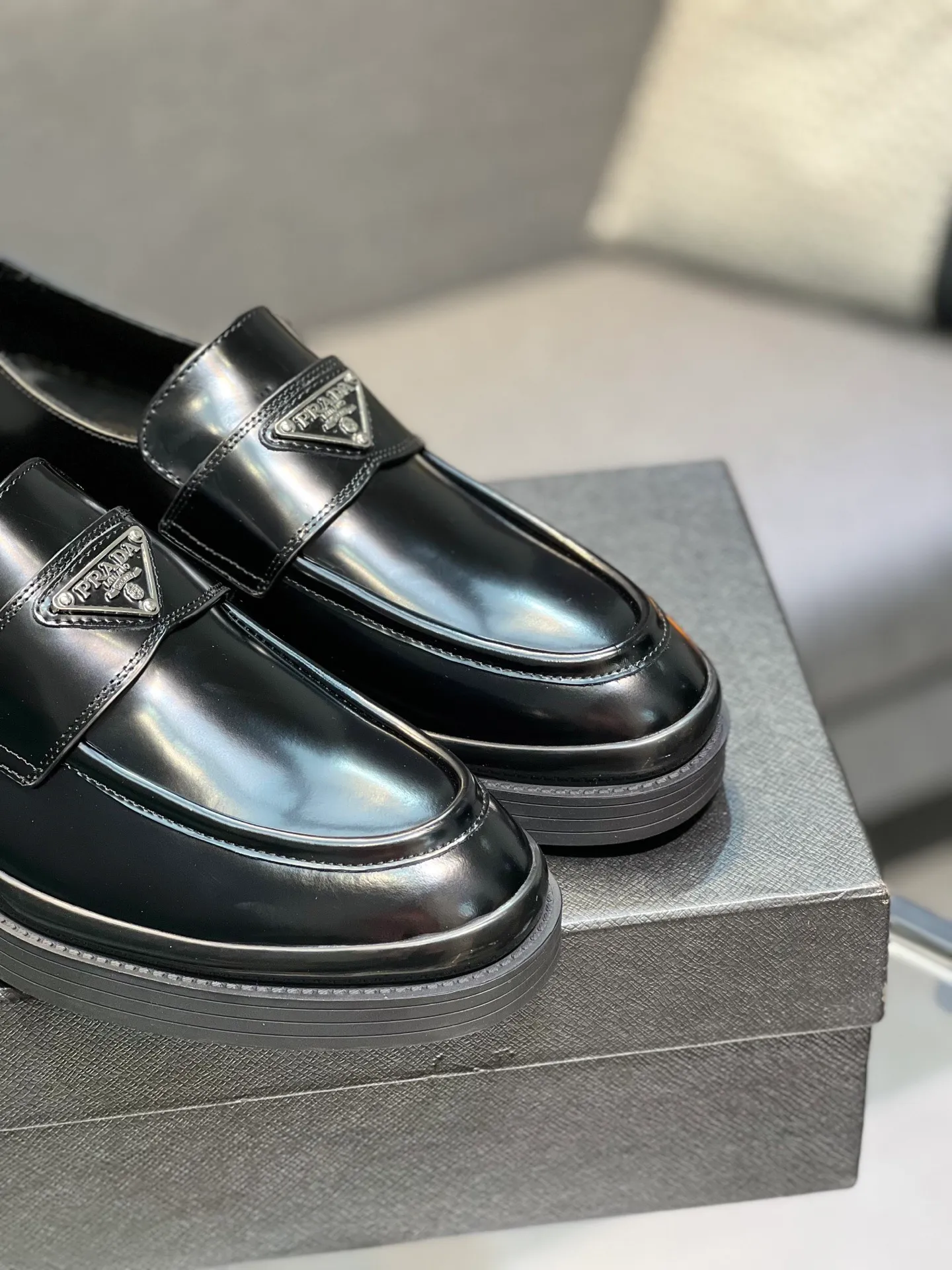 Men's clothing and shoes 💰860 Prada/Prada's new glossy leather loafers are made of open-edge beaded uppers imported from Italy, slip-on loafers style, large piece splicing design, durable and non-deforming, heavy-duty construction, exquisite mark stitching, same material ribbon decoration, blending classic and modern styles, lining with dyed calfskin, standard PRADA logo cowhide feet, original ultra-light matte texture and embossed leather outsole, light and not tired, excellent shock absorption effect, full foot comfort! Size: 39-44 (customized at 38.45)